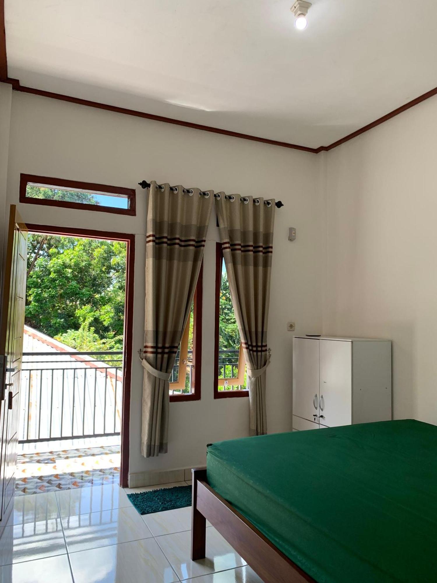 Bertus Guesthouse Labuan Bajo Exterior photo